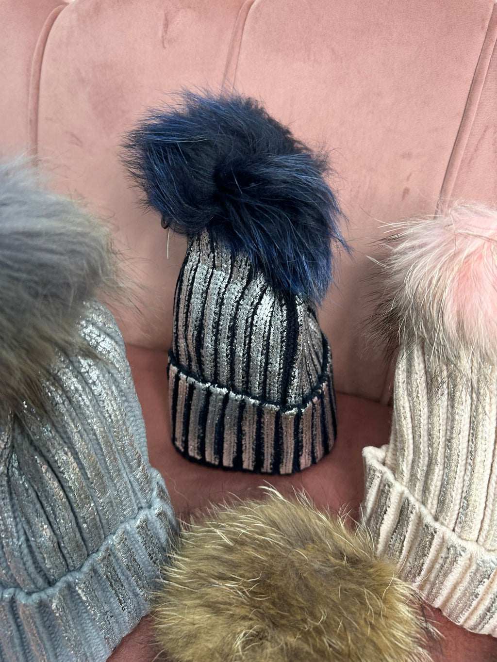 Cappello metallic pon pon