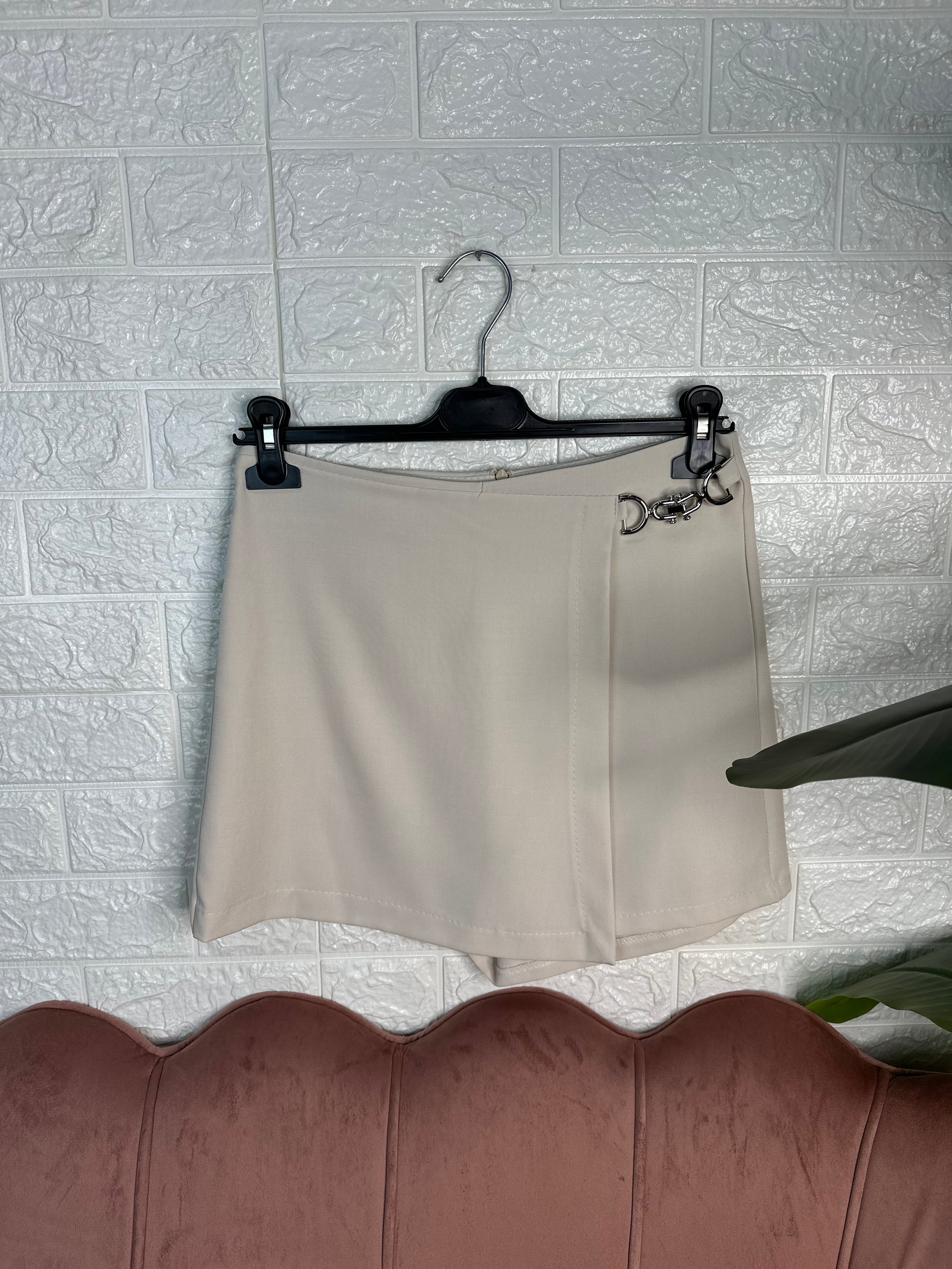 Short con fibbia