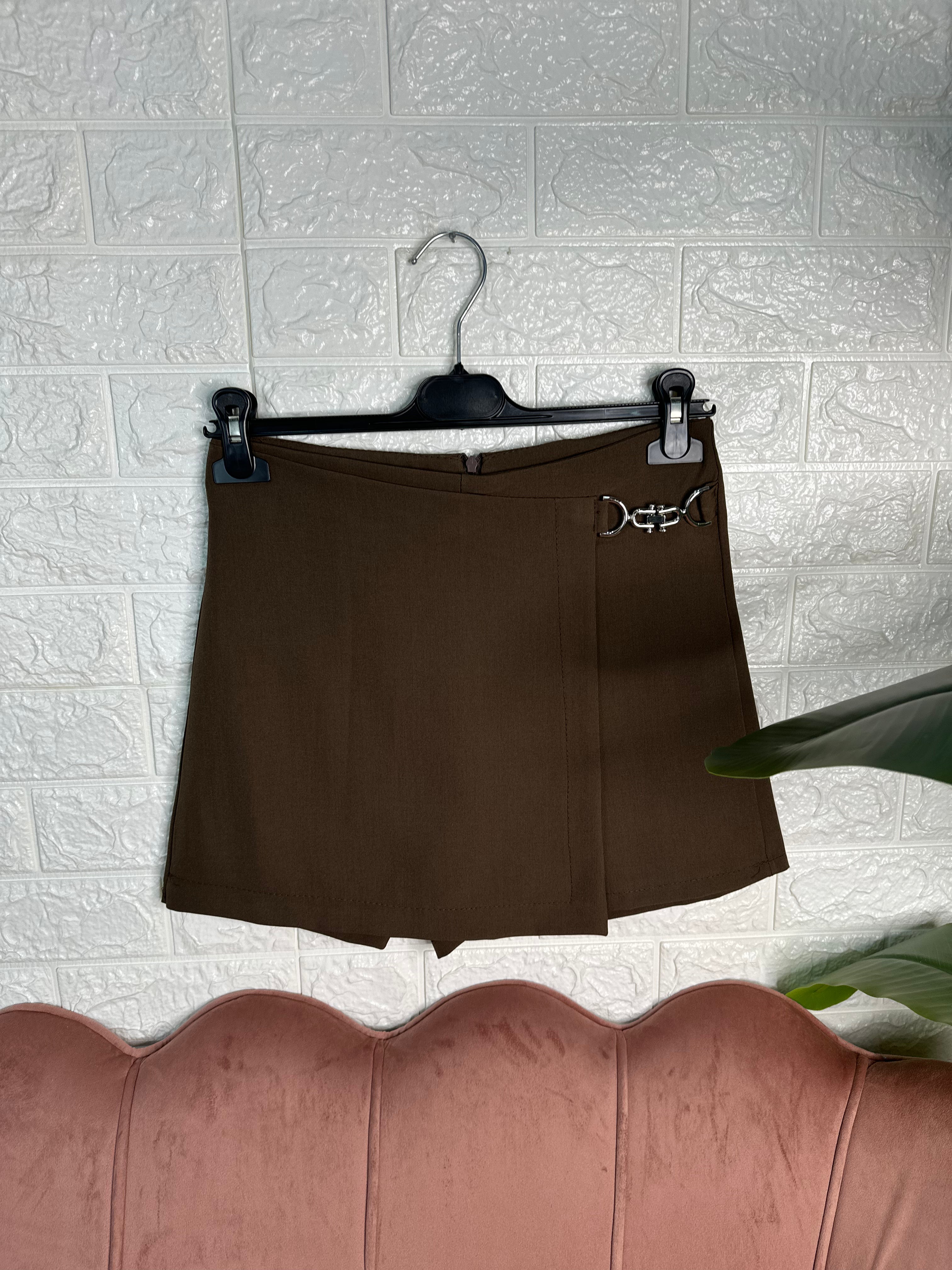 Short con fibbia